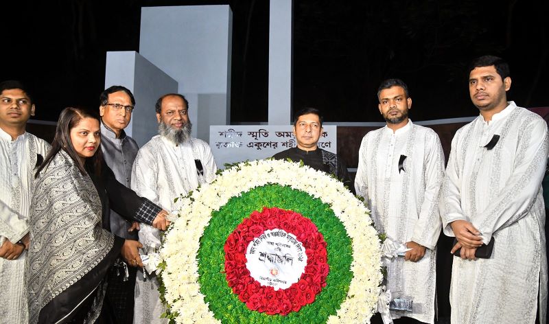 একুশের প্রথম প্রহরে ভাষা শহিদদের শ্রদ্ধা নিবেদন করল চট্টগ্রামের মানুষ